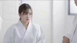 把鸡巴藏进蛋蛋里让少妇给吸出来口交，各种体位无套蹂躏骚少妇，道具玩弄骚穴，淫声荡语不断射在脸上和嘴巴